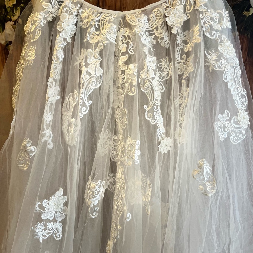 Elegant White Lace Wedding Tail